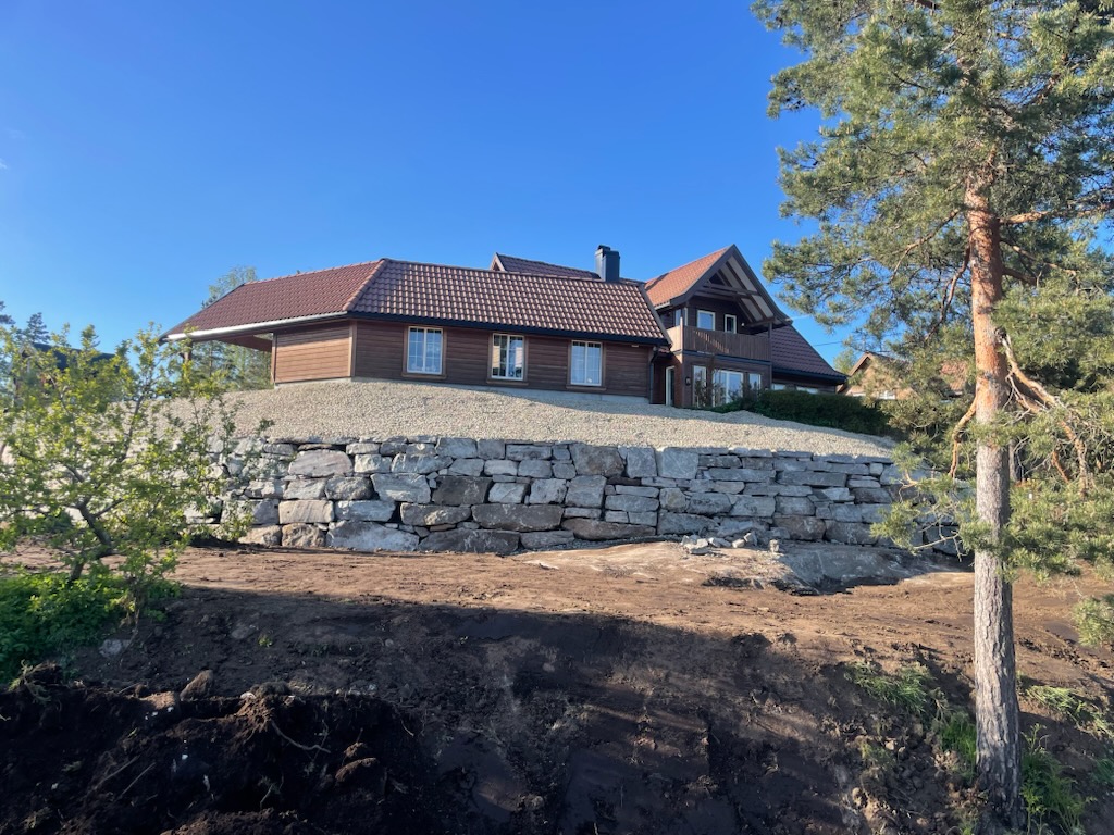 Natursteinsmuring på Løvjomås